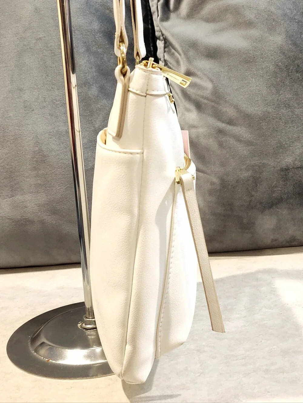 NWT VINTAGE JUICY COUTURE WHITE LEATHER CROSSBODY BAG W/ EMBOSSED BLACK STRAP